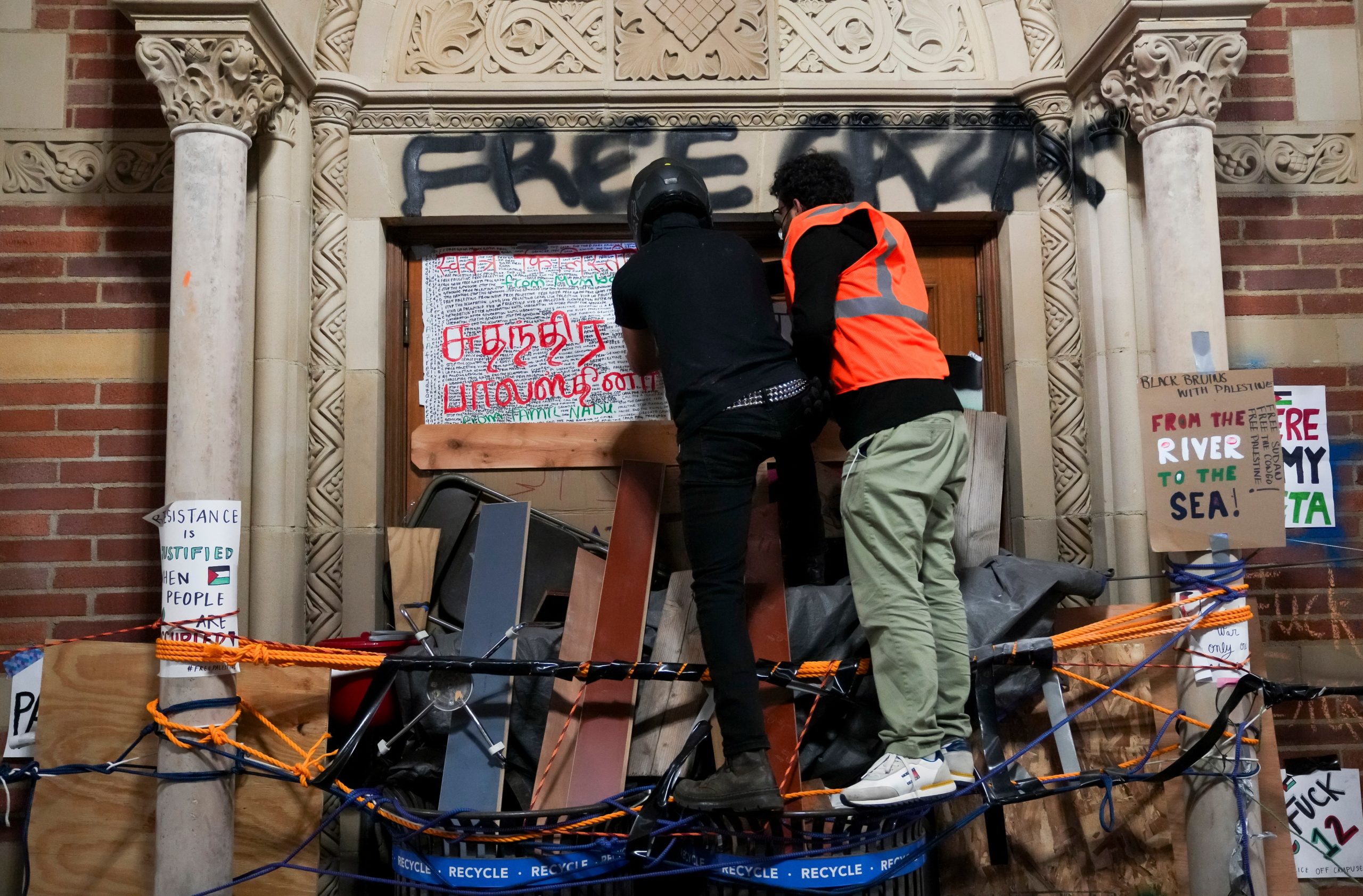 Las barricadas impiden que la policía despeje completamente el campamento de UCLA a pesar de cientos de arrestos